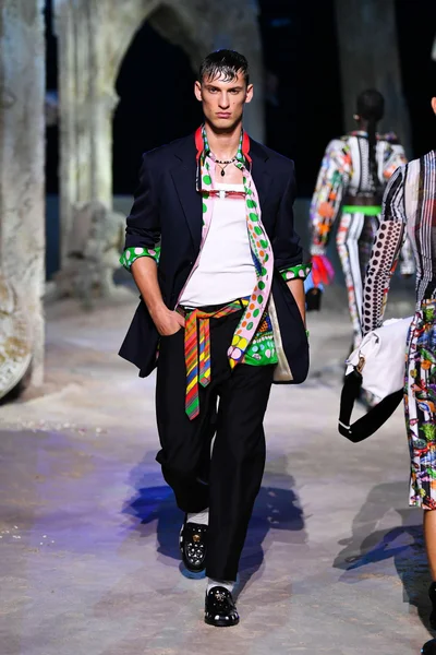 Look 15